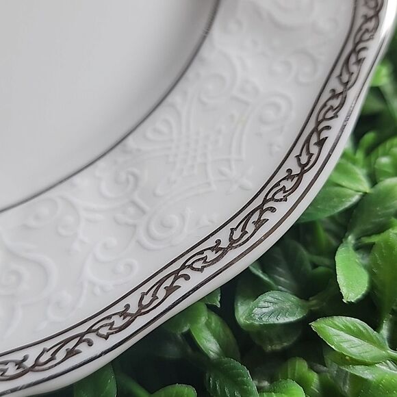 Wedgewood Bone China Bread Plate Queen's Lace Pattern - Picture 5 of 6